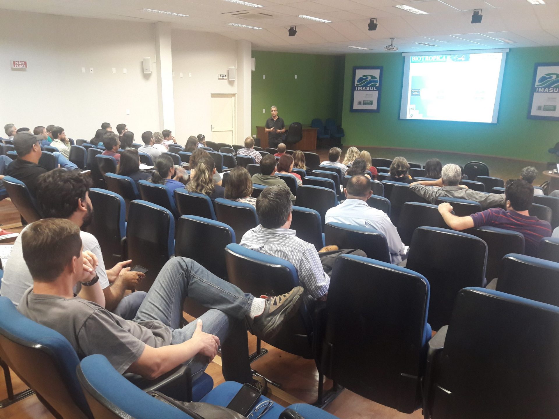 Auditório durante uma palestra.